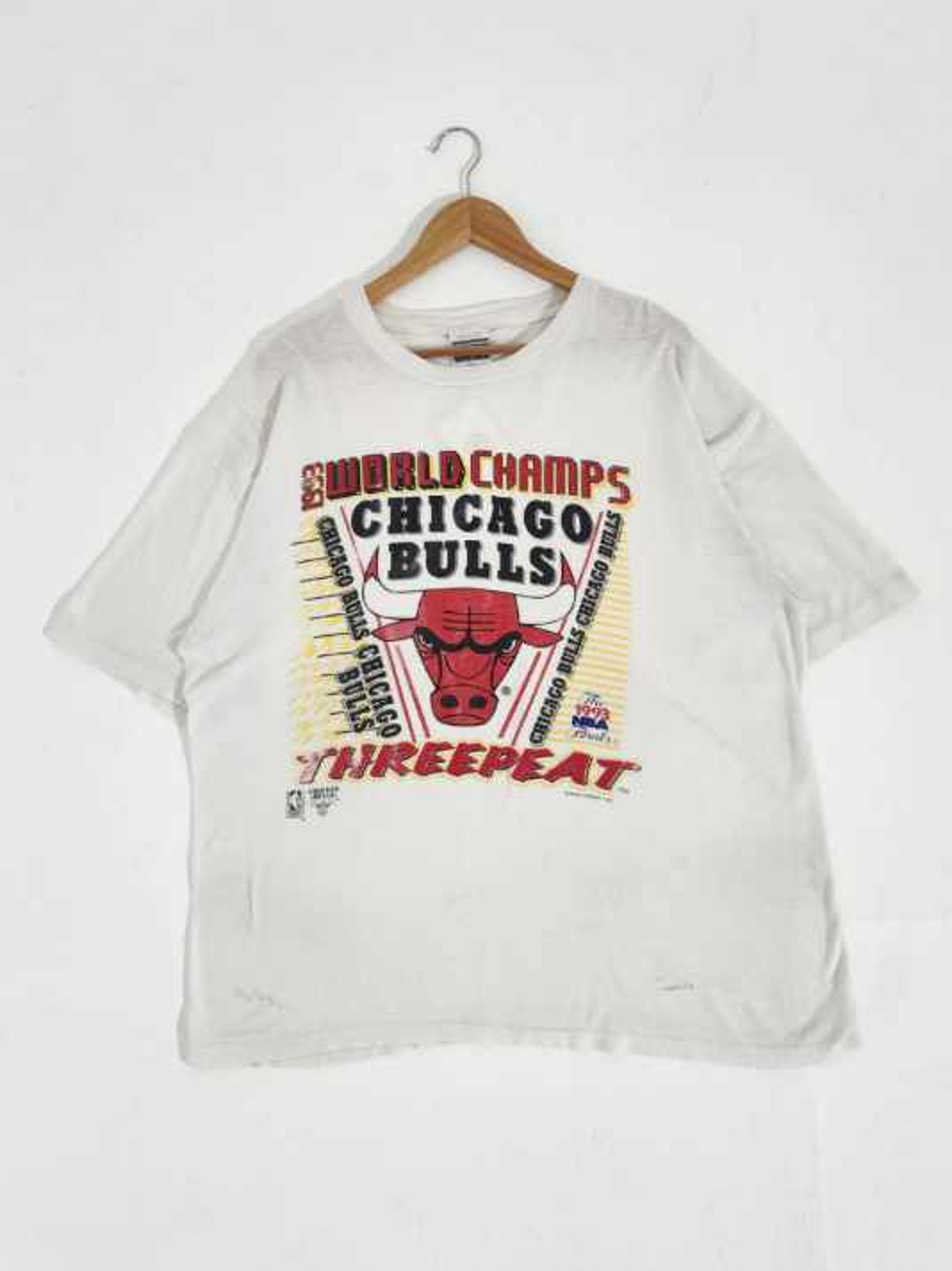 Vintage Chicago Bulls 3-Peat Red T-Shirt Sz. L